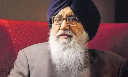 കർഷകരോടുള്ള വഞ്ചന പൊറുക്കില്ല; പ്രകാശ് സിങ് ബാദൽ പദ്മവിഭൂഷൺ പുരസ്കാരം തിരിച്ചു നൽകും