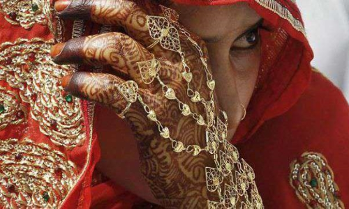 കാമുകന്‍റെ ഭാര്യയുടെ കണ്ണിൽ ഫെവിക്വിക്ക് ഒഴിച്ച് യുവതിയുടെ പ്രതികാരം