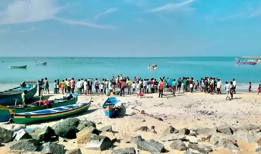 താ​നൂ​രി​ൽ വ​ള്ള​ത്തി​ൽ​നി​ന്ന് വീ​ണ് മ​ത്സ്യ​ത്തൊ​ഴി​ലാ​ളി​യെ കാ​ണാ​താ​യി