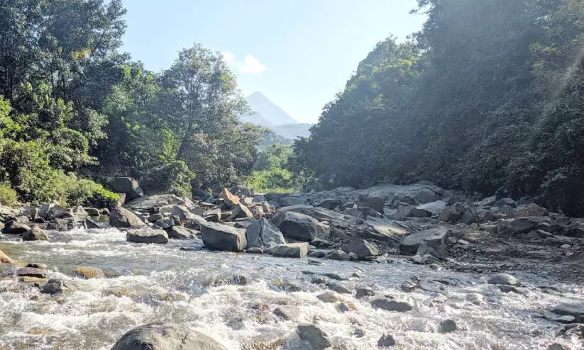 ചെമ്പുകടവ് പുഴയിലെ പാറപൊട്ടിക്കൽ നാട്ടുകാർ തടഞ്ഞു ചെമ്പുകടവ് പുഴയിലെ പാറപൊട്ടിക്കൽ നാട്ടുകാർ തടഞ്ഞു