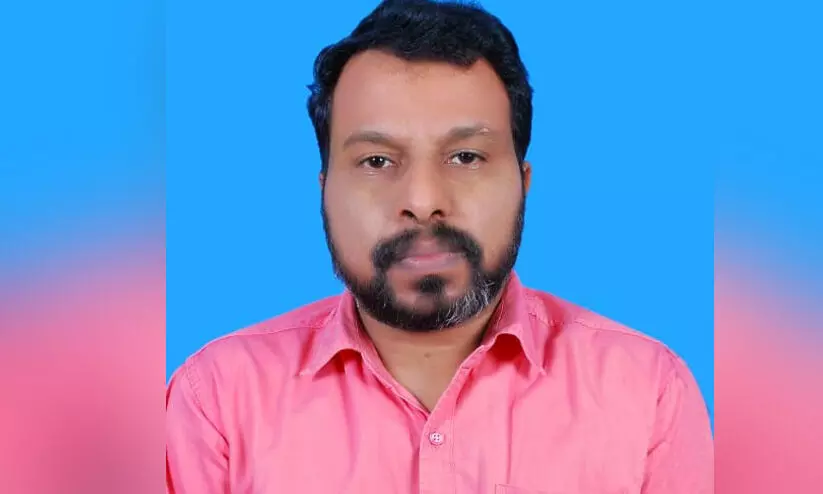 കാല് ചലിച്ചില്ലെങ്കിലും മനസ്സ് തളരാതെ വോട്ട് ചോദിച്ച് കമൽ കാല് ചലിച്ചില്ലെങ്കിലും മനസ്സ് തളരാതെ വോട്ട് ചോദിച്ച് കമൽ