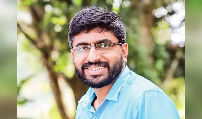 പ്ര​തീ​ഷ്കു​മാ​ർ ക​ള​ത്തി​ൽ; ക​ളി നി​യ​ന്ത്രി​ക്കാ​ന​ല്ല; വോ​ട്ട്​ അ​ഭ്യ​ർ​ഥി​ക്കാ​ൻ