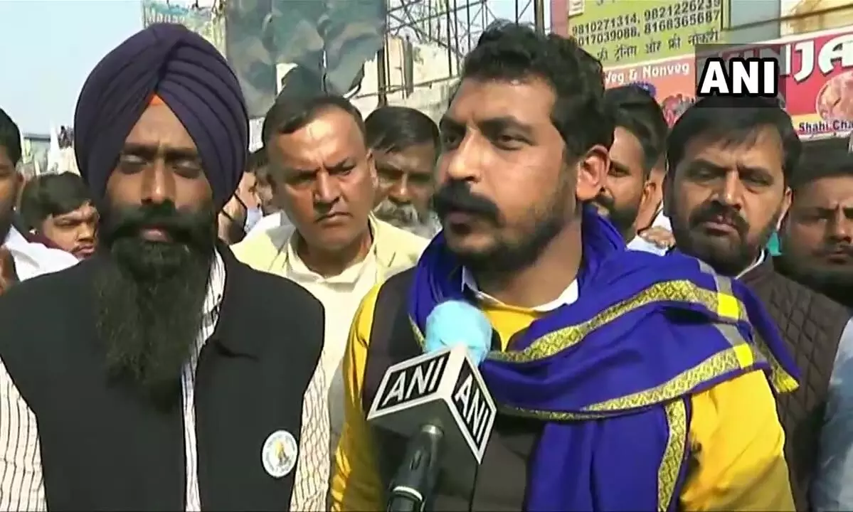 കർഷക പ്രക്ഷോഭത്തിന് ഐക്യദാർഢ്യം; ഭീം ആർമി നേതാവ് ചന്ദ്രശേഖർ ആസാദ് സിംഘുവിലെത്തി കർഷക പ്രക്ഷോഭത്തിന് ഐക്യദാർഢ്യം; ഭീം ആർമി നേതാവ് ചന്ദ്രശേഖർ ആസാദ് സിംഘുവിലെത്തി