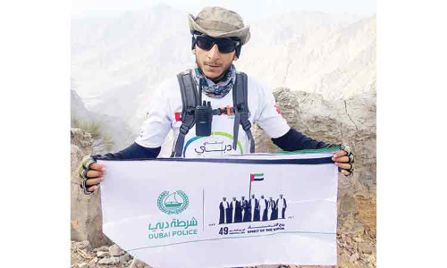 സ്​പിരിറ്റ്​ ഓഫ്​ യൂനിയൻ പതാക ജബൽ ജെയ്​സിൽ സ്​ഥാപിച്ച്​ പൊലീസുകാരൻ