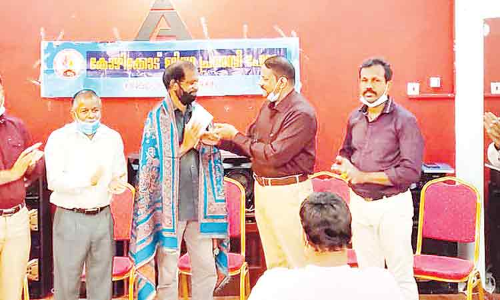 കോ​ഴി​ക്കോ​ട് ജി​ല്ല പ്ര​വാ​സി ഫോ​റം ദാ​മു കോ​റോ​ത്തി​ന് യാ​ത്ര​യ​യ​പ്പ് ന​ൽ​കി