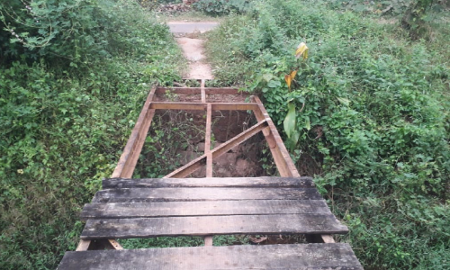 വീട്ടിലേക്കുള്ള നടപ്പാലം സാമൂഹിക ദ്രോഹികൾ ഇളക്കിമാറ്റി