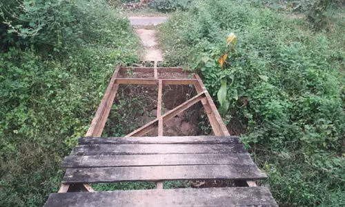 വീട്ടിലേക്കുള്ള നടപ്പാലം സാമൂഹിക ദ്രോഹികൾ ഇളക്കിമാറ്റി