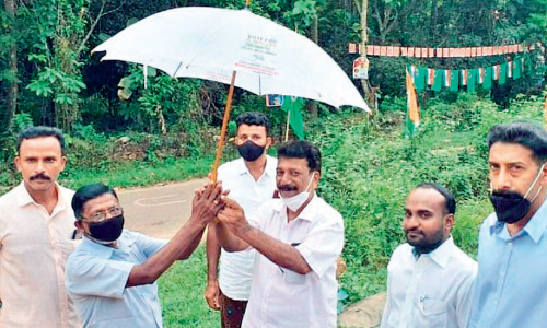 ചി​ഹ്നം ചൂ​ടി കു​ഞ്ഞ​പ്പ‍െൻറ വോ​ട്ടു​പി​ടി​ത്തം