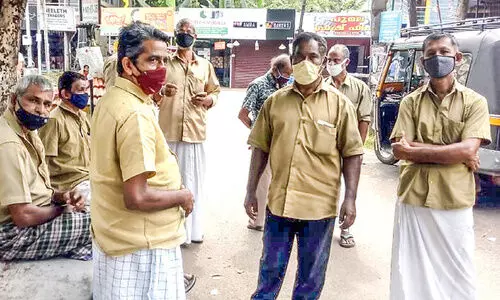 ഓട്ടപ്പാച്ചിലിനിടയിലെ വോട്ട്​ ചർച്ചകളുമായി ഓട്ടോ ഡ്രൈവർമാർ