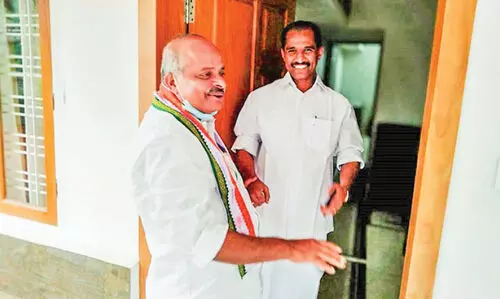 എതിർചേരിയിലെ നേതാവി​െൻറ വീട്ടിലെത്തിയും വോട്ട് അഭ്യർഥന