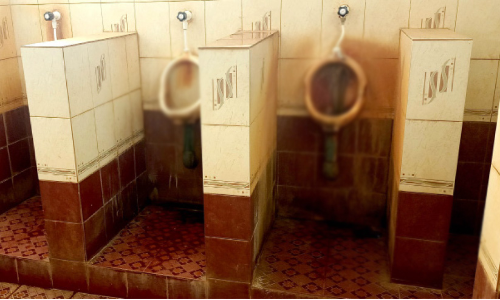 ഉത്തരവുകൾ കൊള്ളാം; കലക്​ടറേറ്റിലെ ശുചിമുറികൾ വൃത്തിയാക്കൂ...