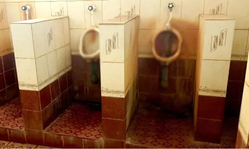 ഉത്തരവുകൾ കൊള്ളാം; കലക്​ടറേറ്റിലെ ശുചിമുറികൾ വൃത്തിയാക്കൂ...