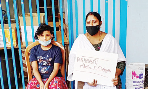 ജനകീയഹോട്ടല്‍ നടത്തിപ്പിന് പണം ലഭിച്ചില്ല; രശ്മിയും മകളും രണ്ടാംദിനവും കുത്തിയിരിപ്പ്​ സമരം നടത്തി