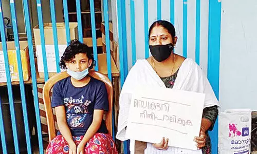 ജനകീയഹോട്ടല്‍ നടത്തിപ്പിന് പണം ലഭിച്ചില്ല; രശ്മിയും മകളും രണ്ടാംദിനവും കുത്തിയിരിപ്പ്​ സമരം നടത്തി