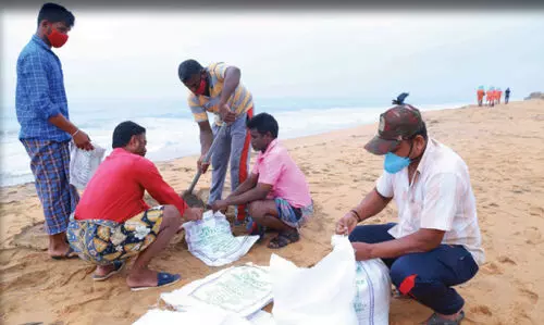 ബു​െ​റ​വി: ഭീതിയിൽ, പ്രാർഥനകളിൽ തീരം...