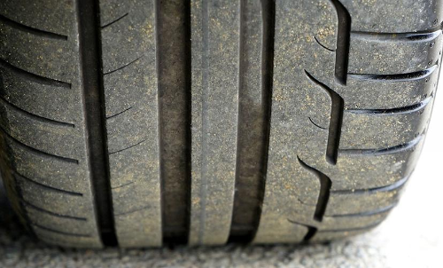 തെറിച്ചു വീണ ടയർ കൊണ്ട് ഇരുചക്രവാഹന യാത്രികയ്ക്ക് പരിക്ക്