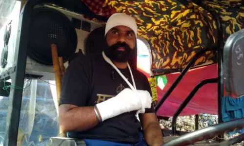 പൊലീസ്​ തല്ലിയൊടിച്ച കൈയുമായി ട്രാക്ടറോടിച്ചെത്തി ഗു​ർ​ജ​ൻ സി​ങ്ങ്​ ​