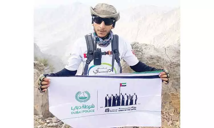 സ്​പിരിറ്റ്​ ഓഫ്​ യൂനിയൻ പതാക ജബൽ ജെയ്​സിൽ സ്​ഥാപിച്ച്​ പൊലീസുകാരൻ