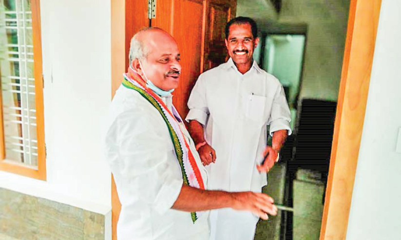 എതിർചേരിയിലെ നേതാവിെൻറ വീട്ടിലെത്തിയും വോട്ട് അഭ്യർഥന എതിർചേരിയിലെ നേതാവിെൻറ വീട്ടിലെത്തിയും വോട്ട് അഭ്യർഥന