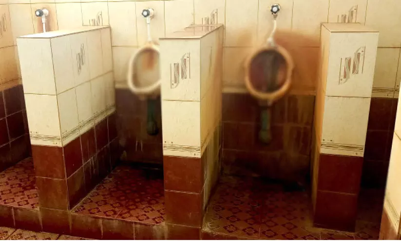 ഉത്തരവുകൾ കൊള്ളാം; കലക്ടറേറ്റിലെ ശുചിമുറികൾ വൃത്തിയാക്കൂ... ഉത്തരവുകൾ കൊള്ളാം; കലക്ടറേറ്റിലെ ശുചിമുറികൾ വൃത്തിയാക്കൂ...