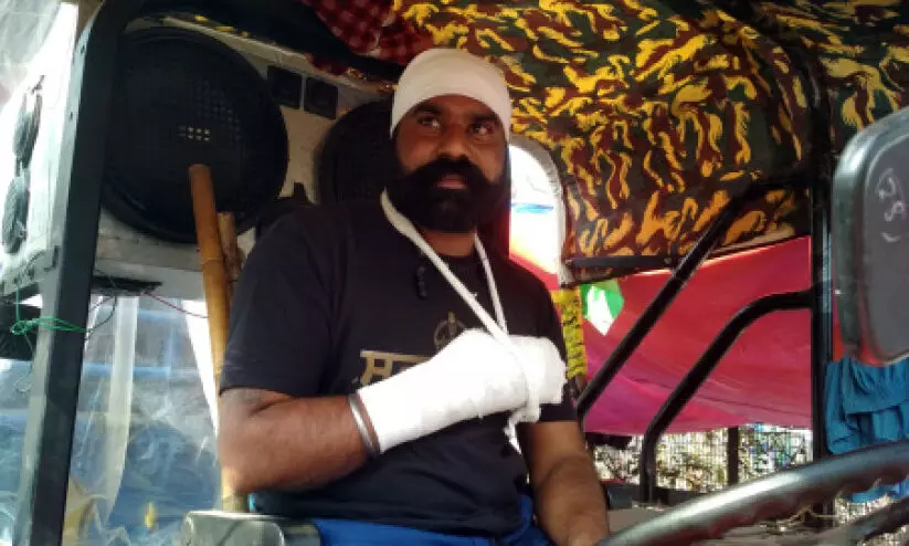 പൊലീസ് തല്ലിയൊടിച്ച കൈയുമായി ട്രാക്ടറോടിച്ചെത്തി ഗുർജൻ സിങ്ങ് പൊലീസ് തല്ലിയൊടിച്ച കൈയുമായി ട്രാക്ടറോടിച്ചെത്തി ഗുർജൻ സിങ്ങ് 