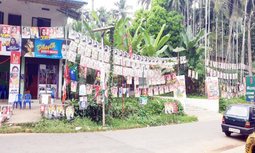 ഒരുമയുടെ നൂലിൽ കെട്ടിയ പ്രചാരണ ബോർഡുകൾ