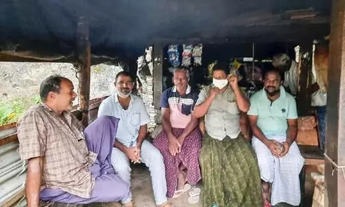 ഈ ചായക്കടയിൽ എമ്പാടും രാഷ്​ട്രീയം പറയാം