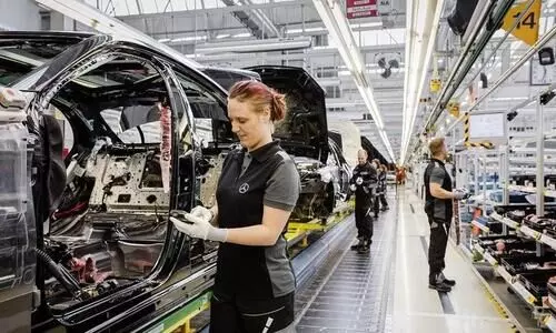 പിരിച്ചുവിടലും പീഡനവുമില്ല; കോവിഡ്​ കാലത്ത്​ തൊഴിലാളികൾക്ക്​ കൈ നിറയെ പണംനൽകി​ മെഴ്​സിഡസ്​ ബെൻസ്​