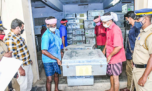 വോട്ടുയന്ത്രങ്ങള്‍ സ്‌ട്രോങ്​ റൂമുകളില്‍ എത്തിച്ചുതുടങ്ങി