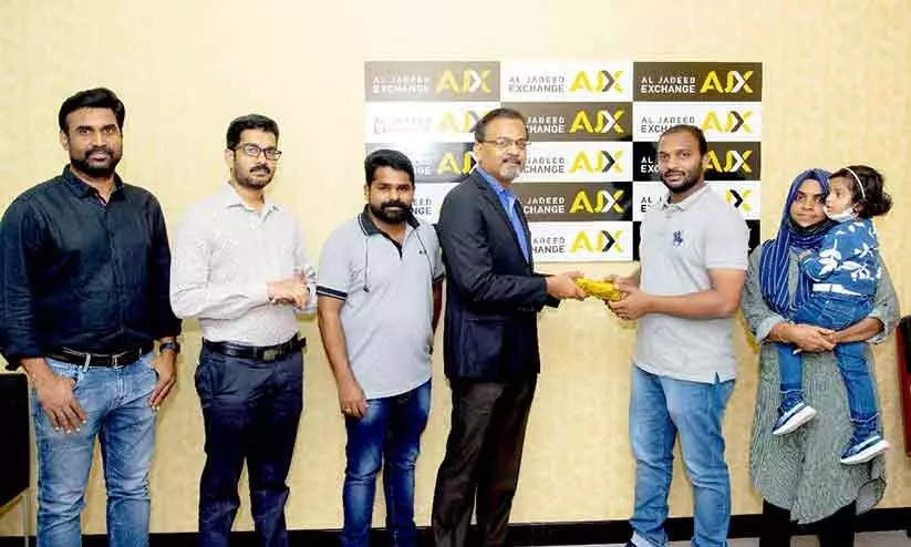 ഗ​ൾ​ഫ്​ മാ​ധ്യ​മം ​െഎ.​പി.​എ​ൽ ക്വി​സ്​​ മെ​ഗാ സ​മ്മാ​നം ന​ൽ​കി