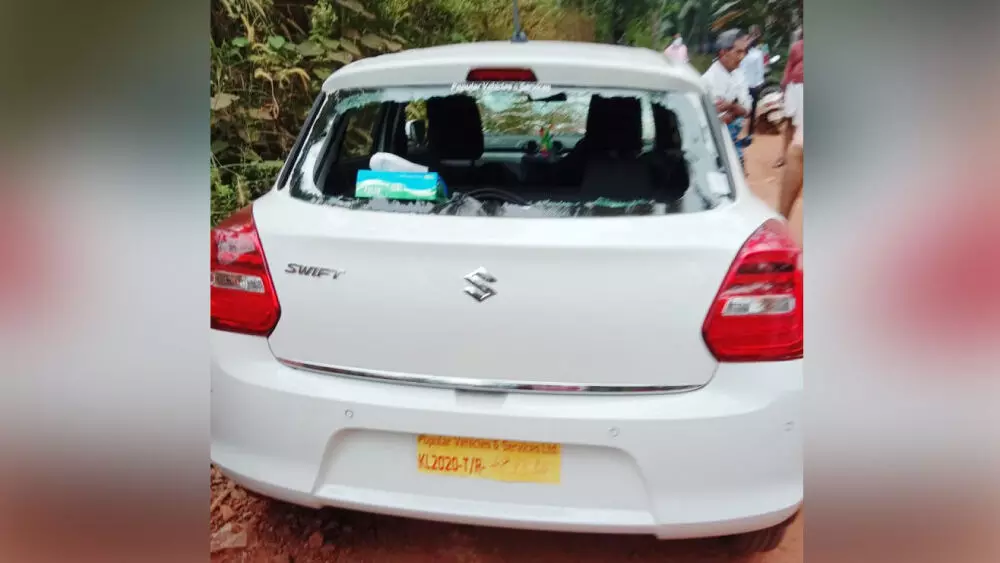 വിവാഹസംഘത്തിനു നേരെ നടുറോഡിൽ ആക്രമണം; വരനടക്കം മൂന്നുപേർക്ക് പരിക്ക് വിവാഹസംഘത്തിനു നേരെ നടുറോഡിൽ ആക്രമണം; വരനടക്കം മൂന്നുപേർക്ക് പരിക്ക്