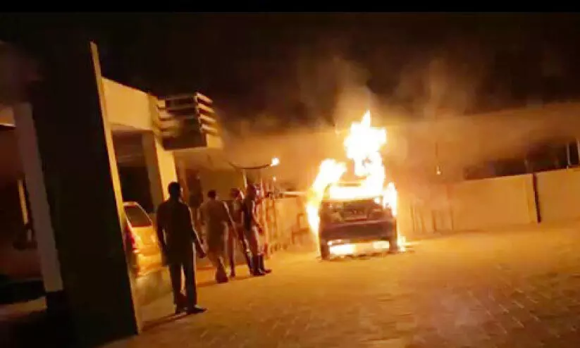 വീട്ടിൽ നിർത്തിയിട്ട കാറിന്​ തീയിട്ടു
