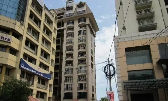 കൊച്ചിയിൽ ഫ്ലാറ്റിൽ നിന്നും ജോലിക്കാരി വീണത് അബദ്ധത്തിലല്ല, വീട്ടുടമയെ പൊലീസ് ചോദ്യം ചെയ്യുന്നു