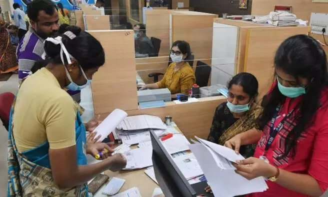 ബാങ്കുകളിലെ ബിസിനസ് കറസ്പോണ്ടൻറുമാരെ പിരിച്ചുവിടുന്നു; ബാങ്ക് ഓഫ് ഇന്ത്യയിൽ നോട്ടീസ് നൽകിത്തുടങ്ങി ബാങ്കുകളിലെ ബിസിനസ് കറസ്പോണ്ടൻറുമാരെ പിരിച്ചുവിടുന്നു; ബാങ്ക് ഓഫ് ഇന്ത്യയിൽ നോട്ടീസ് നൽകിത്തുടങ്ങി