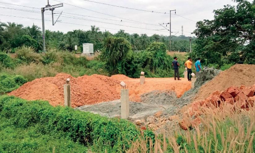 വയൽ നികത്തി കെട്ടിടം നിർമിക്കുന്നത് പൊലീസ് തടഞ്ഞു
