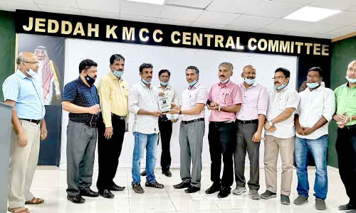 ജി​ദ്ദ കെ.​എം.​സി.​സി സെ​ൻ​ട്ര​ൽ ക​മ്മി​റ്റി യാ​ത്ര​യ​യ​പ്പ് ന​ൽ​കി