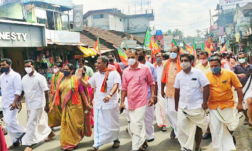 അബ്​ദുള്ളക്കുട്ടി പേരാമ്പ്രയിൽ റോഡ് ഷോ നടത്തി