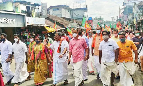 അബ്​ദുള്ളക്കുട്ടി പേരാമ്പ്രയിൽ റോഡ് ഷോ നടത്തി