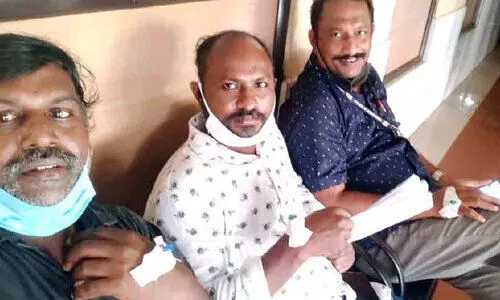 തൃക്കാക്കര നഗരസഭ ഓഫിസിൽ ജീവനക്കാരെ നായ് കടിച്ചു തൃക്കാക്കര നഗരസഭ ഓഫിസിൽ ജീവനക്കാരെ നായ് കടിച്ചു