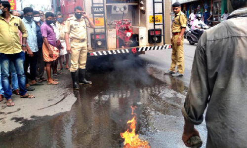 ഓ​ടി​ക്കൊ​ണ്ടി​രു​ന്ന വ​ണ്ടി​ക്കു​ള്ളി​ലെ തീ ​പ​രി​ഭ്രാ​ന്തി പ​ര​ത്തി