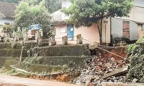 റോ​ഡി​നാ​യി പാ​റ പൊ​ട്ടി​ച്ചു; സ്‌​കൂ​ൾ മ​തി​ൽ ഇ​ടി​ഞ്ഞു