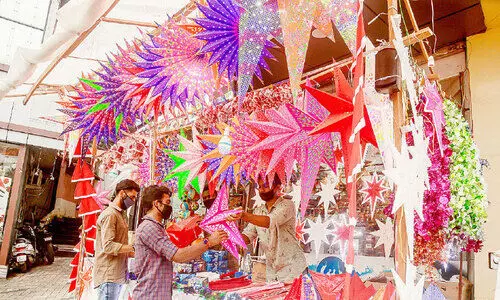 ക്രിസ്മസ് വിപണി ഉണർന്നു; നക്ഷത്ര ദീപങ്ങൾ തെളിഞ്ഞു ക്രിസ്മസ് വിപണി ഉണർന്നു; നക്ഷത്ര ദീപങ്ങൾ തെളിഞ്ഞു