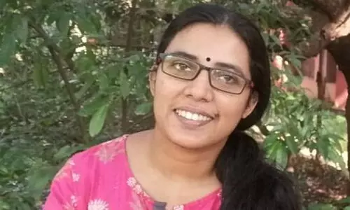 ഈ ഡോക്ടറേറ്റിൽ കാലത്തിന്റെ കൈയ്യൊപ്പുണ്ട്; ഹൃദയത്തിൽ തൊടുന്ന കുറിപ്പുമായി അധ്യാപിക ഈ ഡോക്ടറേറ്റിൽ കാലത്തിന്റെ കൈയ്യൊപ്പുണ്ട്; ഹൃദയത്തിൽ തൊടുന്ന കുറിപ്പുമായി അധ്യാപിക