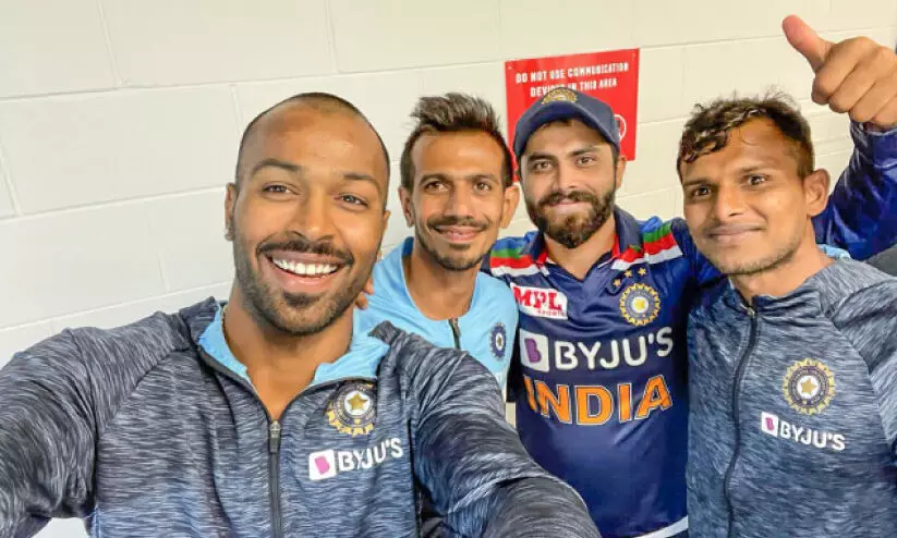 hardik pandya selfie with chahal jadeja and natarajan