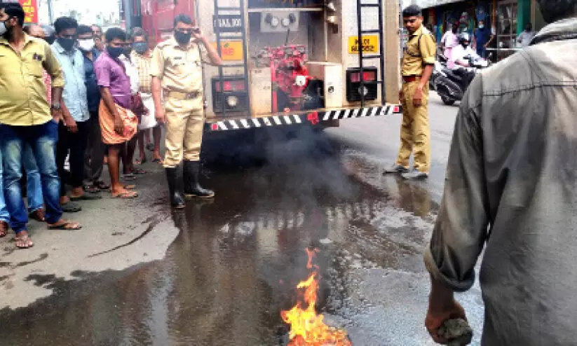 ഓ​ടി​ക്കൊ​ണ്ടി​രു​ന്ന വ​ണ്ടി​ക്കു​ള്ളി​ലെ തീ ​പ​രി​ഭ്രാ​ന്തി പ​ര​ത്തി