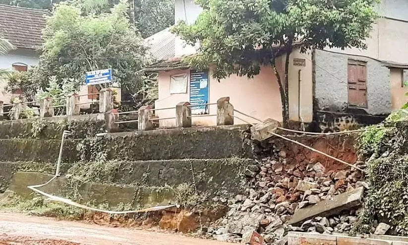 റോ​ഡി​നാ​യി പാ​റ പൊ​ട്ടി​ച്ചു; സ്‌​കൂ​ൾ മ​തി​ൽ ഇ​ടി​ഞ്ഞു