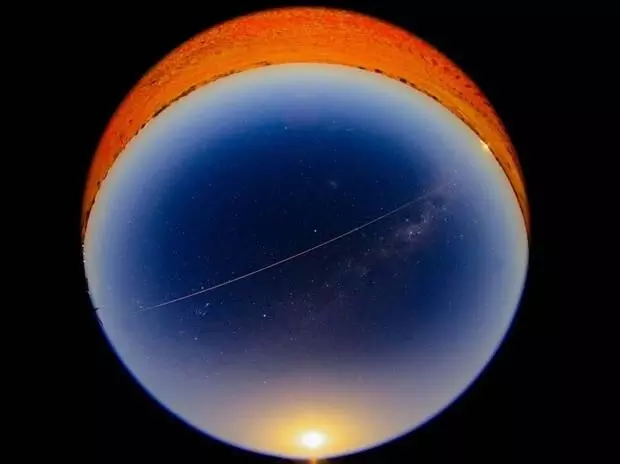 ഹയബൂസ ശേഖരിച്ച പാറക്കഷണം ഭൂമിയിലെത്തി ഹയബൂസ ശേഖരിച്ച പാറക്കഷണം ഭൂമിയിലെത്തി