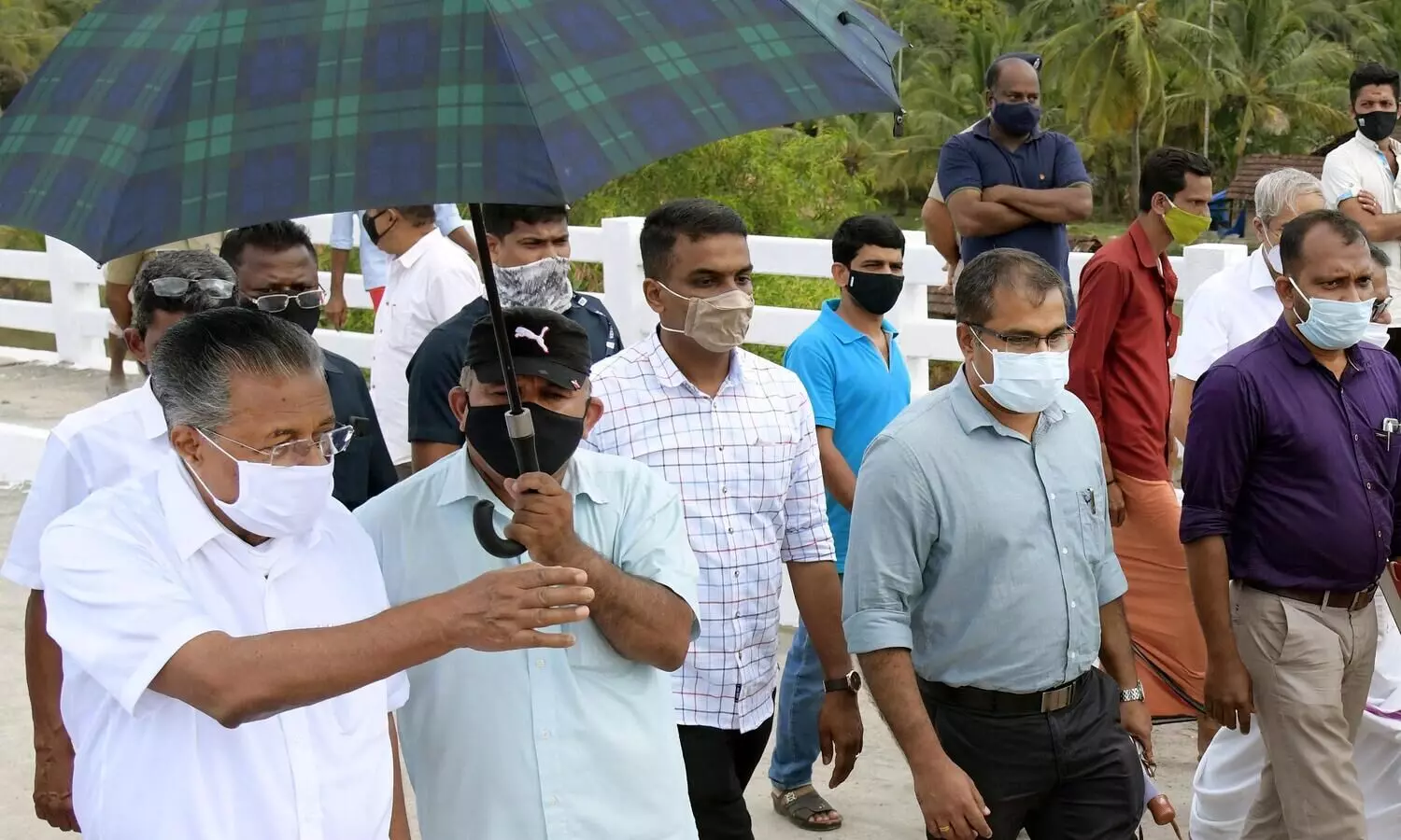 മുഖ്യമന്ത്രിയെ തിരയുന്നവരോട്​; അദ്ദേഹം ഇവിടെയുണ്ട്​