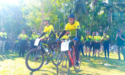 സൈ​ക്കി​ളി​ൽ കേ​ര​ളം ചു​റ്റി വി​ദ്യാ​ർ​ഥി​ക​ൾ; ല​ക്ഷ്യം സു​ര​ക്ഷി​ത യാ​ത്ര