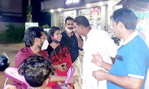 അന്ന്​ പ്രചാരണത്തിനിടെ അപകടം; ഇന്ന്​ പ്രിയതമക്കായി വോട്ടുതേടൽ